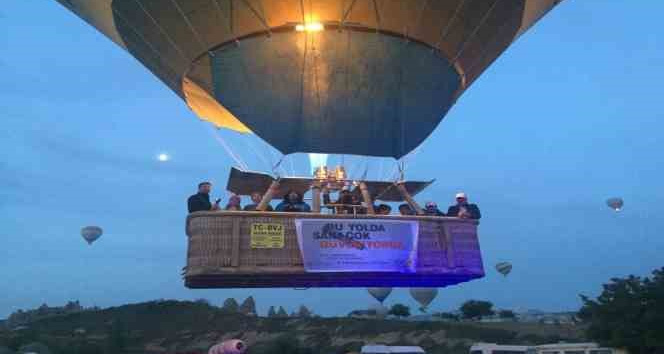 Nevşehir’de sıcak hava balonları ’Bu Yolda Sana Çok Güveniyoruz’ pankartıyla havalandı