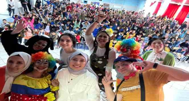 Diyadin’de minik yürekler tiyatro ile eğlendi