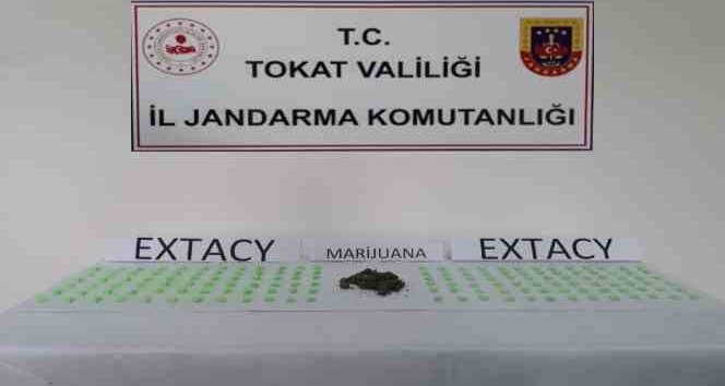 Araçta yapılan aramada 180 adet uyuşturucu hap ele geçirildi