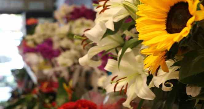 Anneler Günü seçimlere denk gelince çiçekçiler de slogan üretti