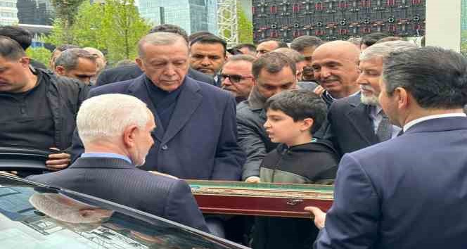 Azerbaycanlı Ak sakallı gaziler Cumhurbaşkanı Erdoğan’a kılıç hediye etti