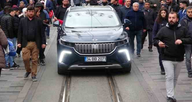 Beyoğlu Belediye Başkanı Haydar Ali Yıldız yerli otomobil TOGG ile Taksim Meydanı’na geldi