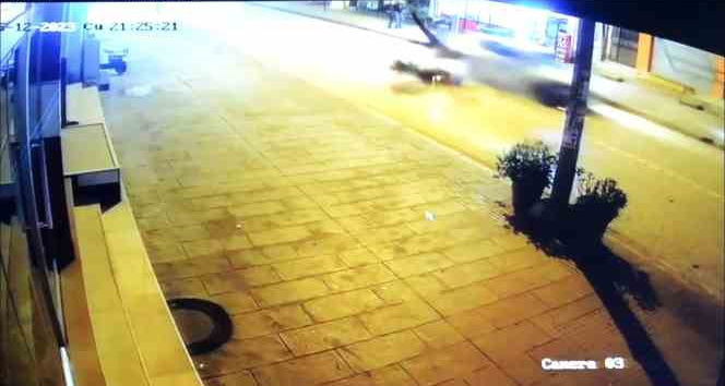 Otomobilin çarptığı motosikletli sürücü metrelerce böyle havaya uçtu