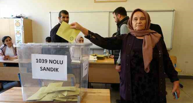Yüksekova’da oy kullanma işlemi başladı