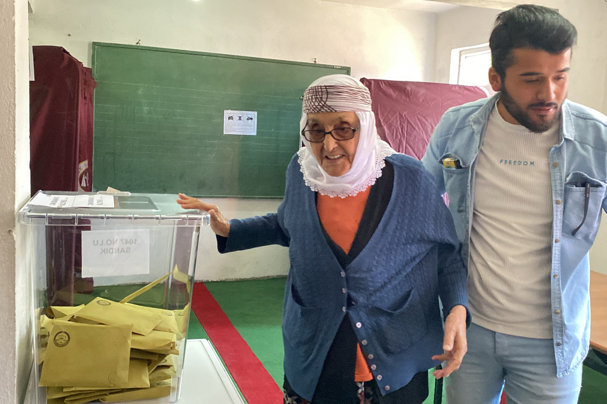 110 yaşındaki Safiye nine oy kullanmak için sandık başına gitti