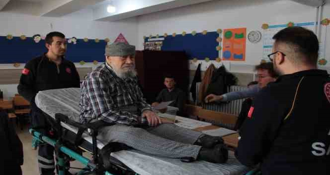 87 yaşındaki Mustafa amca oy kullanmaya ambulansla geldi