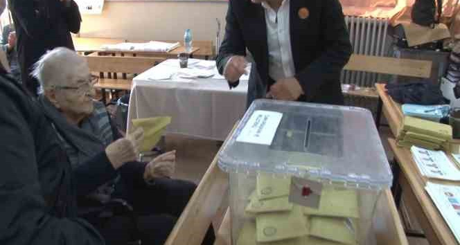 100 yaşında sandık başına gitti