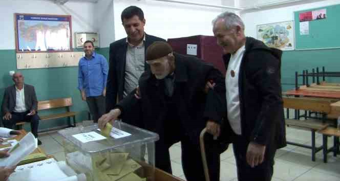 Hastanede “Oyumu vereyim de öyle öleyim” diyen 94 yaşındaki Ali dede sandığa gitti