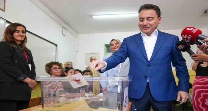 DEVA Partisi lideri Babacan ve eşi oylarını kullandı