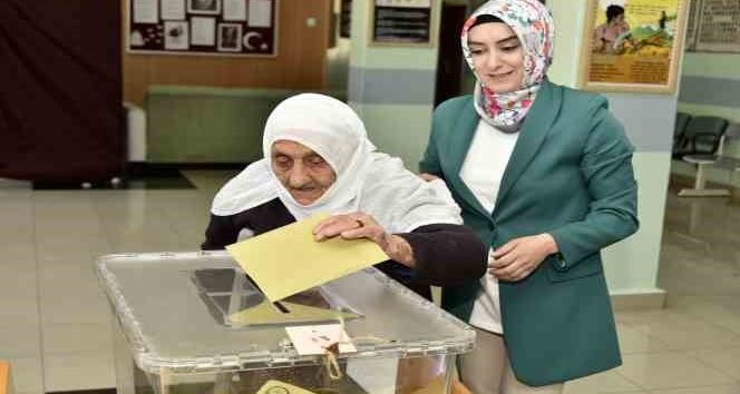 112 yaşında yürüyerek oy vermeye geldi