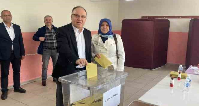 Vali Mustafa Tutulmaz oyunu kullandı