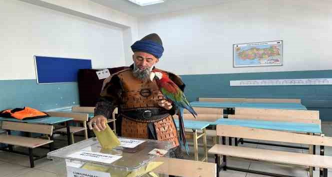 Omuzunda papağanı ile birlikte oy kullanan vatandaş ilgi odağı oldu