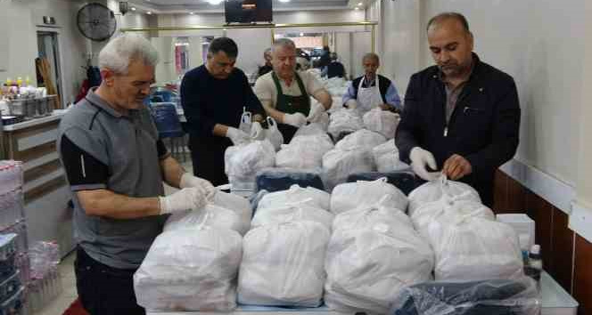 Yüksekovalı gönüllülerden sandık görevlileri için kumanya hazırlığı