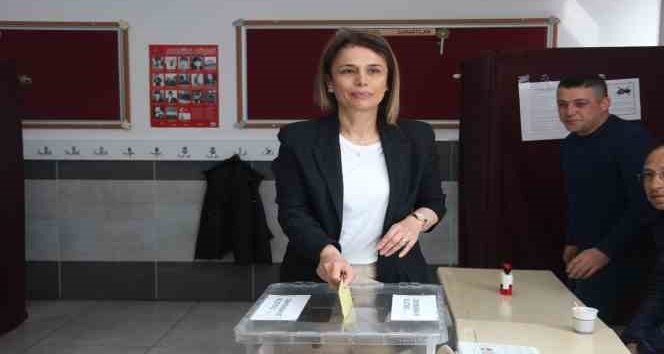 Vali Becel oyunu kullandı