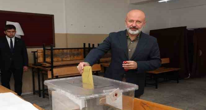 Başkan Çolakbayrakdar, oyunu ailesiyle birlikte kullandı