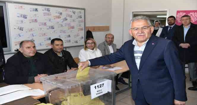 Başkan Büyükkılıç, eşi Necmiye Büyükkılıç ile oyunu kullandı