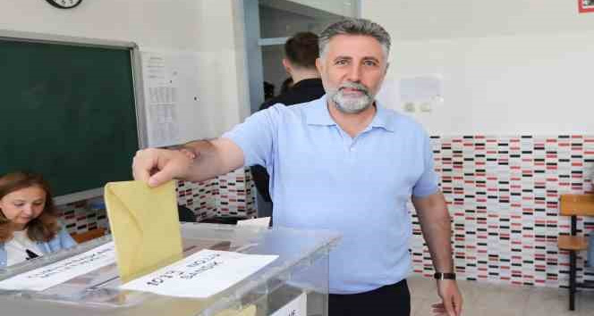 Başkan Sandal ailesiyle birlikte oy kullandı