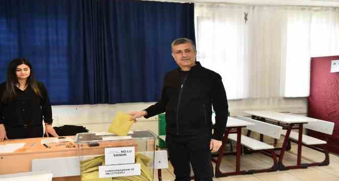 Esenyurt Belediye Başkanı Bozkurt oyunu kullandı