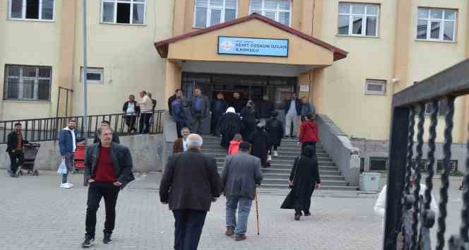 Varto’da oy kullanma işlemi sorunsuz devam ediyor