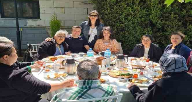 Anneler gününde huzurevinde kalan yaşlılar unutulmadı