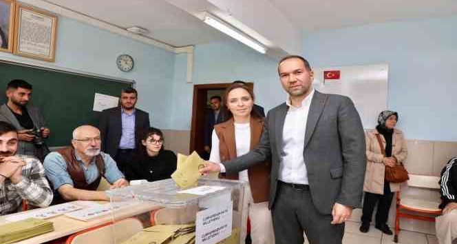 Niğde’de protokolü oylarını kullandı