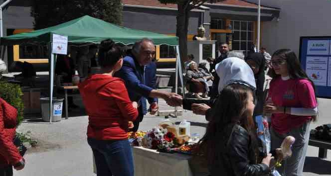 Bu okulda oy kullanmaya gelenler sürprizle karşılaştı