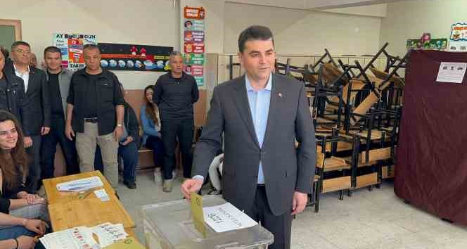 DP Genel Başkanı Gültekin Uysal, oyunu memleketi Afyonkarahisar’da kullandı