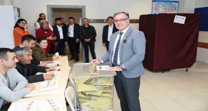 Başkan Özdoğan ailesiyle birlikte oyunu kullandı