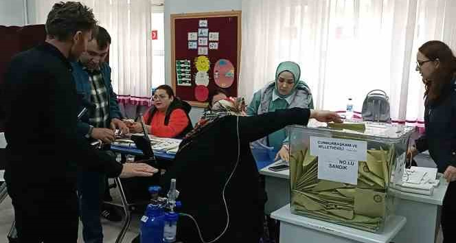 Artvin´de KOAH hastası engelli kadın oksijen tüpü ile oy kullanmaya geldi