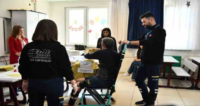Esenyurt’ta engelli ve yaşlılar sandıklara taşındı