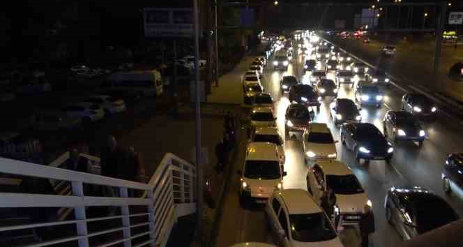 Bursa’da sayılan oylar YSK’ya teslim edildi, kilometrelerce kuyruk oluştu