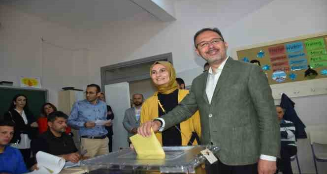 İzmir, vekillerini seçti