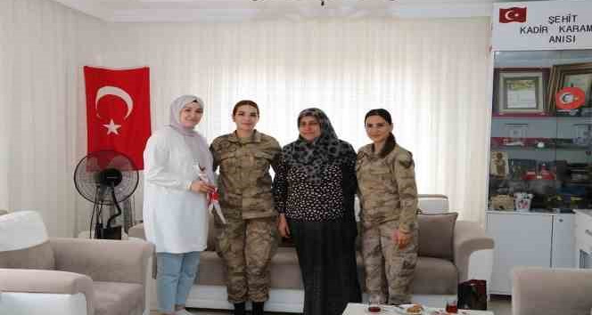 Bingöl’de jandarma, şehit eşlerini unutmadı