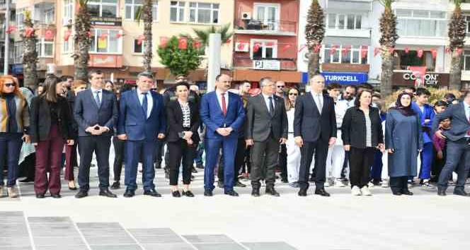 Gençlik Haftası kutlamaları çelenk töreni ile başladı