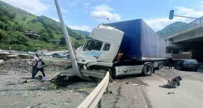 Artvin’de 3 aracın karıştığı kazada 3 kişi yaralandı