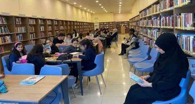 Altınova’da anneler çocuklarıyla kitap okudu