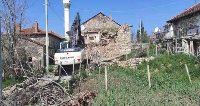Eşme’de tehlike arz eden metruk binalar yıkıldı