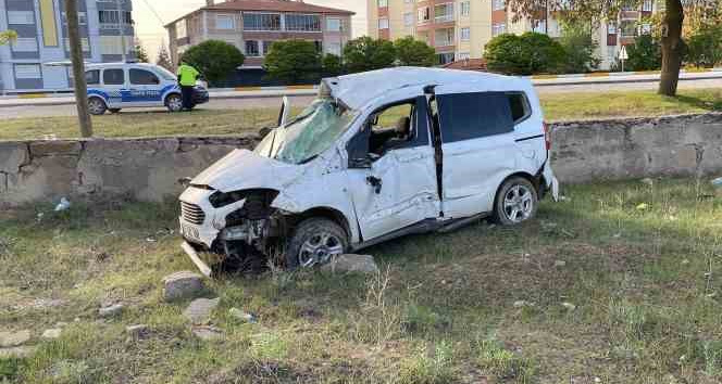 Köpeğe çarpan hafif ticari araç takla attı: 1 yaralı