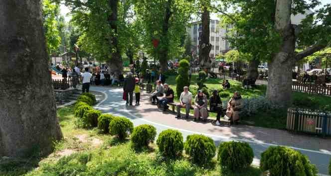 Gürsu’da parklar havaların ısınmasıyla doldu taştı