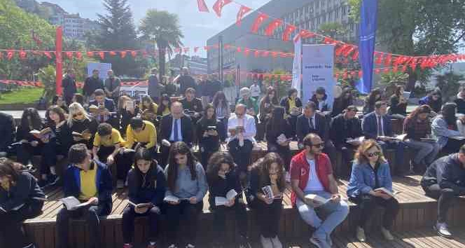 Sahil bandında kitap okudular