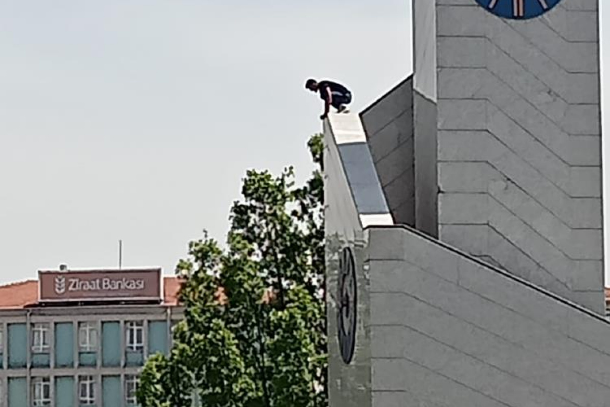 Saat kulesine tırmanan gencin tehlikeli oyunu kameraya yansıdı