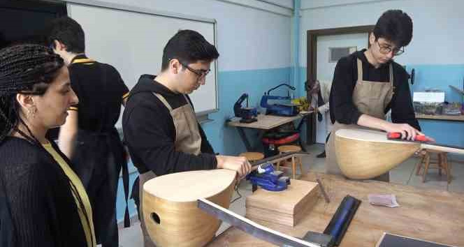 Yalova Güzel Sanatlar Lisesi öğrencileri kendi çalacakları bağlamaları üretiyor