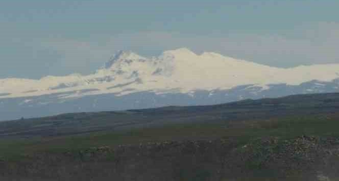 Kars’ta dağların zirvesi beyaza büründü