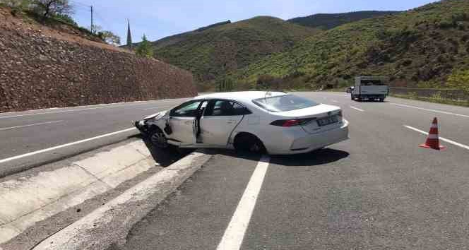 Direksiyon hâkimiyetini kaybeden sürücü otomobiliyle orta refüje düştü: 1 yaralı