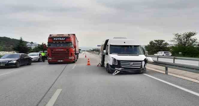 İşçi servisi ile otomobil çarpıştı: 8 yaralı