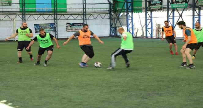 Ağrı Milli Eğitim Müdürü Kökrek, öğretmenler arası futbol turnuvasında sporculara tatlı ikram etti