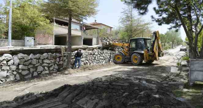 Binbirevler’de tehlike arz eden taş duvar yenileniyor