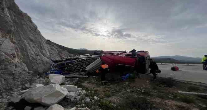 Burdur’da tır şarampole devrildi; 2 yaralı