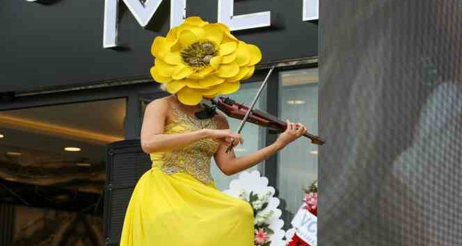 Türkiye'nin en büyük erkek güzellik merkezi Oktay Kaynarca'nın katılımı ile hizmete açıldı