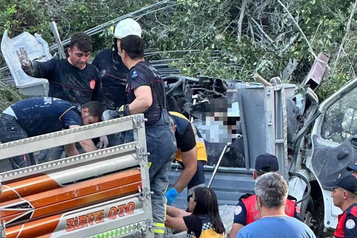 Antalya&#039;da freni boşalan kamyonet devrildi: 2 ölü, 1 yaralı